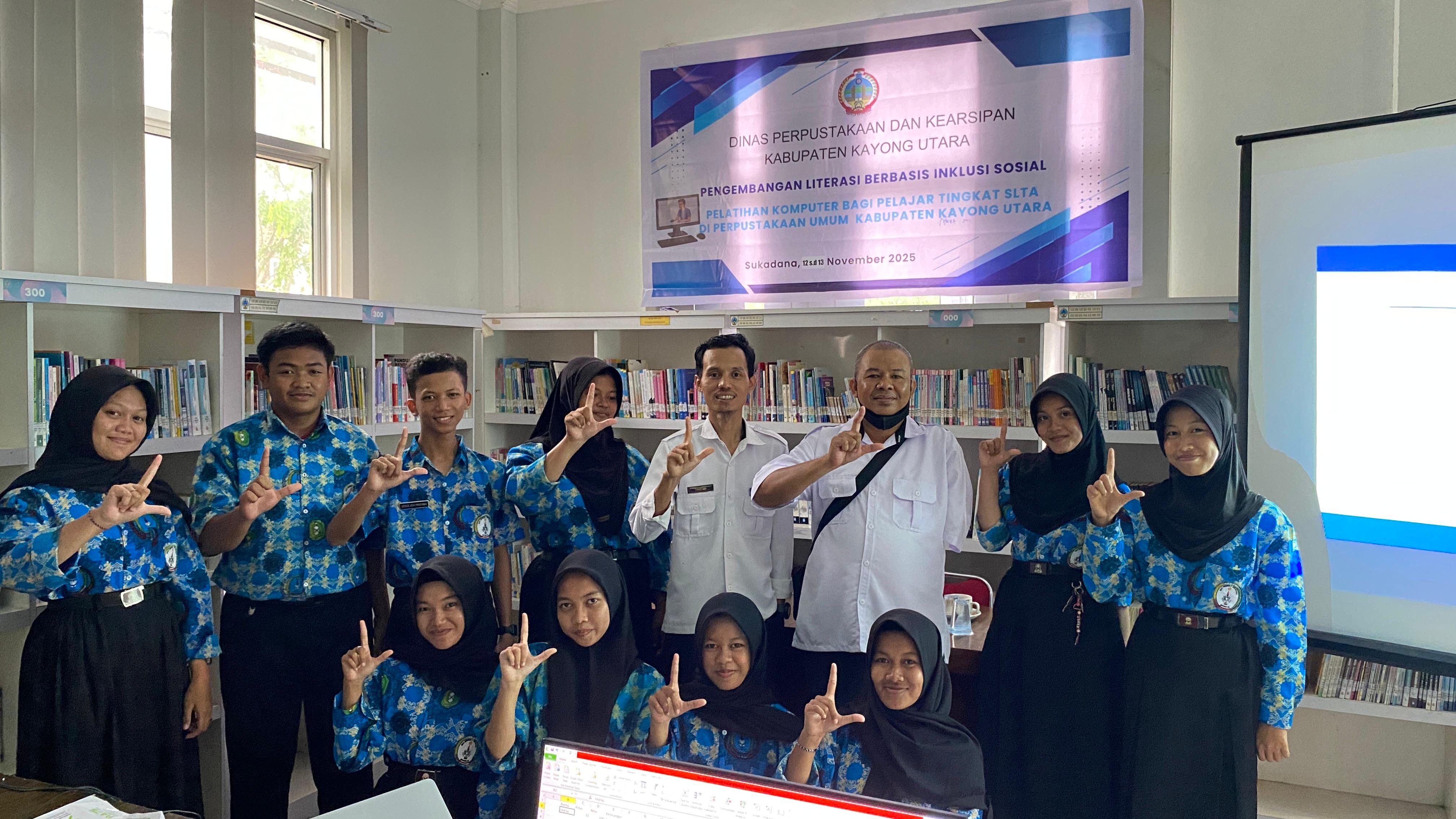 Staf Dinas Kominfo Menjadi Narasumber pada Kegiatan Pelatihan Dasar Komputer Bagi Siswa SMA