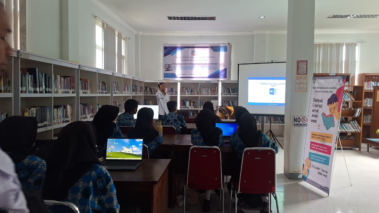 Staf Dinas Kominfo Menjadi Narasumber pada Kegiatan Pelatihan Dasar Komputer Bagi Siswa SMA
